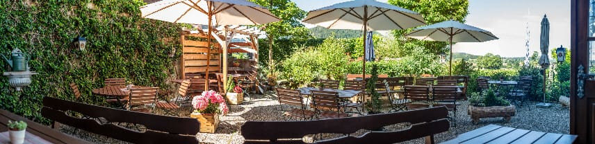 Gastgarten mit Tischen des Restaurant Ratsch'n