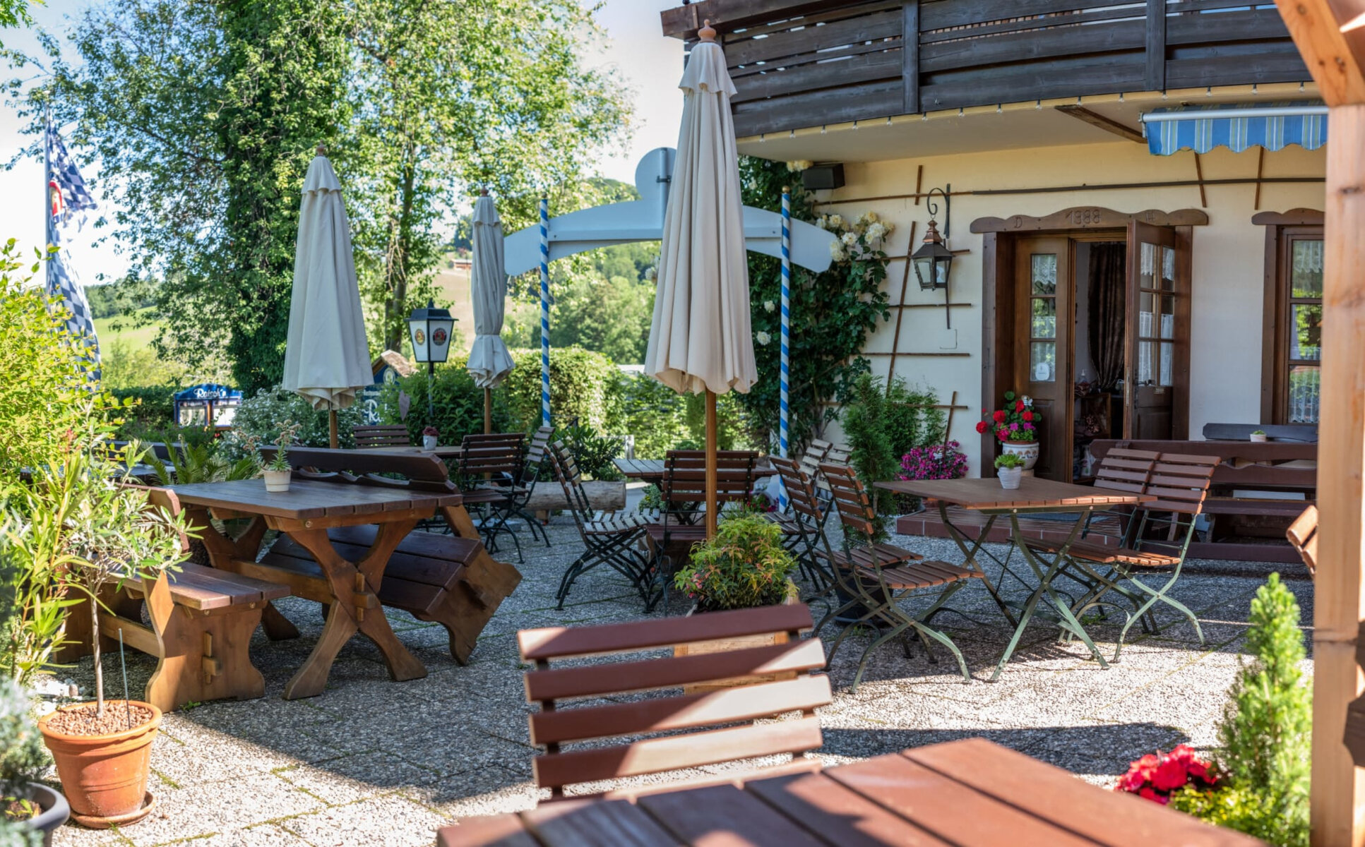 gemütlicher Gastgarten im Sommer